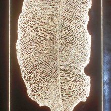 Leaf II, 2022, patinierte Kupferplatte durchbrochen, beleuchtbar, 115x62x5cm