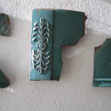 Reste eines runden Kachelofens aus dem Empire (Detail)