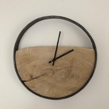 Uhr aus einem Wagenrad und Eiche gebürstet 