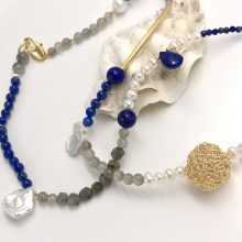 Lange vergoldete Kette mit Häkelelement,Lapislazuli und Perlen