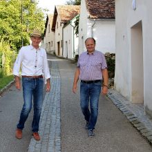 Ihre Traktor-Chauffeure  Leopold Eitermoser & Franz Gritsch in der Kammersdorfer  "Wasserturm Kellergasse"