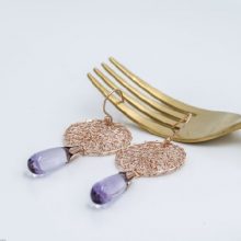 Gehäkelte rosegold Ohrringe mit Amethysttropfen