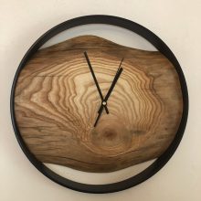Wanduhr mit ca. 40 cm Durchmesser schwarzmatt lackiert, Fichte Hauptstamm Astanschnitt