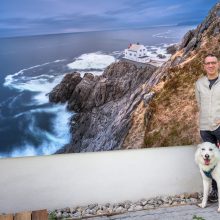 Reinhard Podolsky und Louis vor dem XXL-Portrait Krakenes fyr