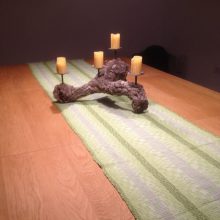 Tischläufer & geschmiedeter Kerzenständer