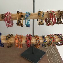 Bunte Armbänder auf Spiraldraht