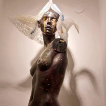 Skulptur Gundula im Hof der Galerie MERKIMA