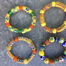 Armbänder aus recycled Glasbeads, handbemalt