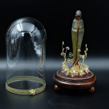 Schmuck für eine Madonna im Glassturz