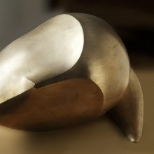Heide Warlamis, Liegender Kopf, Bronze Unikat, 1980/2005, 22 x 37 x 31 cm