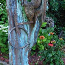 Holzskulptur rückwärts mit Rinde