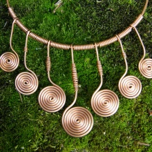 Spiralcollier aus Kupfer