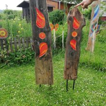 Gartenstele aus Glas und Altholz