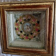Madonna mit Seidenblumenkranz