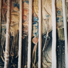 CARITAS SOZIALIS (Ausschnitt), Assemblage, 1998, Leinen, gebatikt, gemalt, gequiltet, 240 x 90 cm