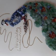 Billett Pfau mit Sodalith, Karneol und div. Mikrogranulat