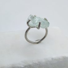 Ring mit ungeschliffenen Aquamarin