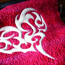 "Amour", Schafwollteppich handgewebt mit Wolltattoo