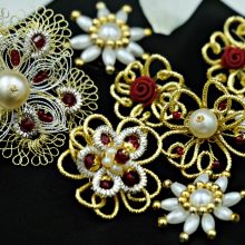 Blüten aus Gold- Silber- und Messingdraht, mit Swarowski-Kristallen und Granatperlen