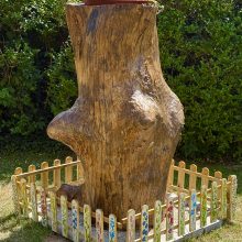 Baum mit Zaun und Efeutraum 