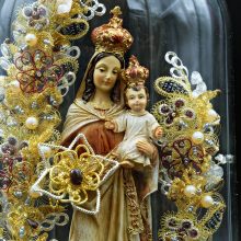 Madonna im Glasstrurz, geschmückt mit prunkvollen Klosterarbeiten