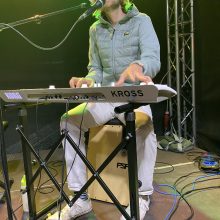 Alex Dolphin on Stage with THE KNUTSHERS